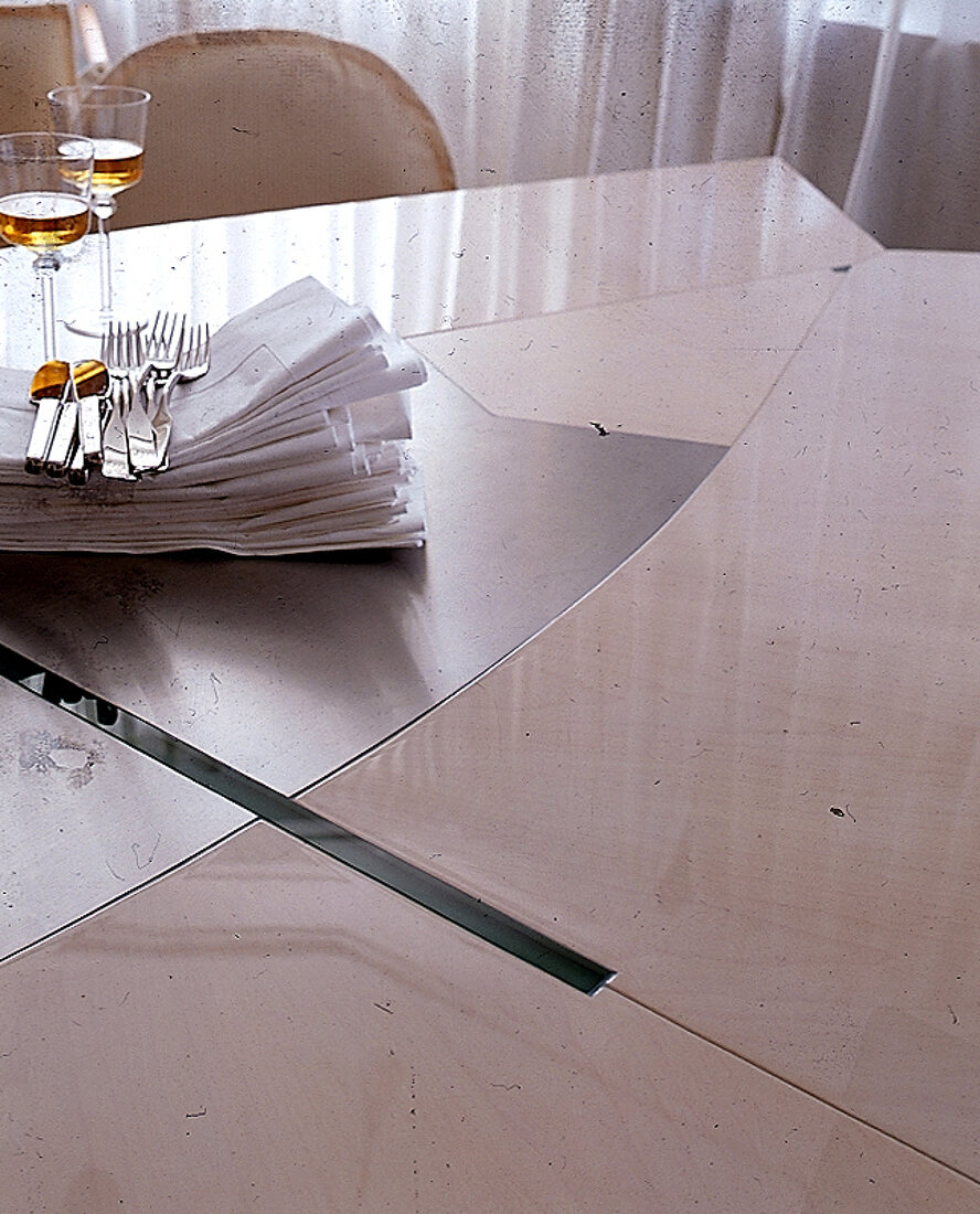 Beiger Esstisch mit eingebauter Metallplatte