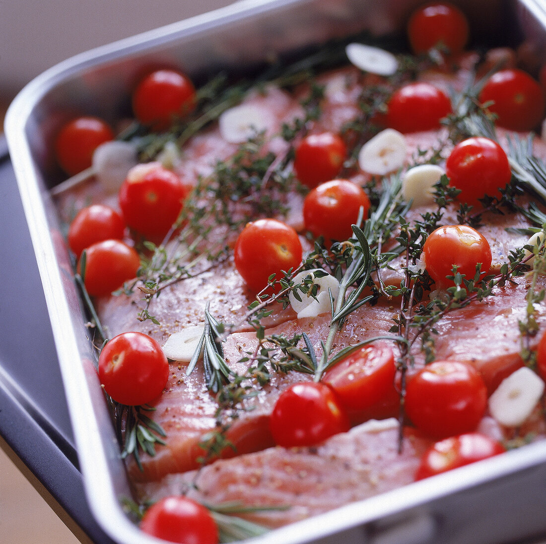 Lachsfilet mediterrane Art mit Kirschtomaten.