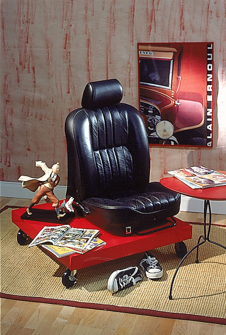 Jugendzimmer mit Autosessel aus schwarzem Leder