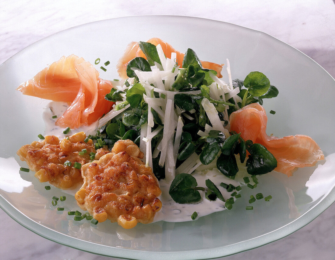 Kohlrabisalat mit Raeucherlachs und Schnittlauch-Dressing.