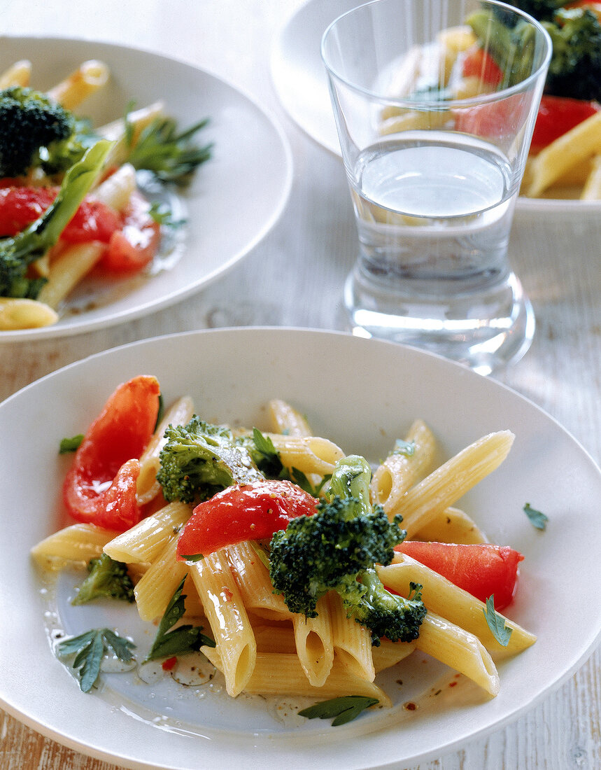 Penne mit geröstetem Brokkoli und Tomaten