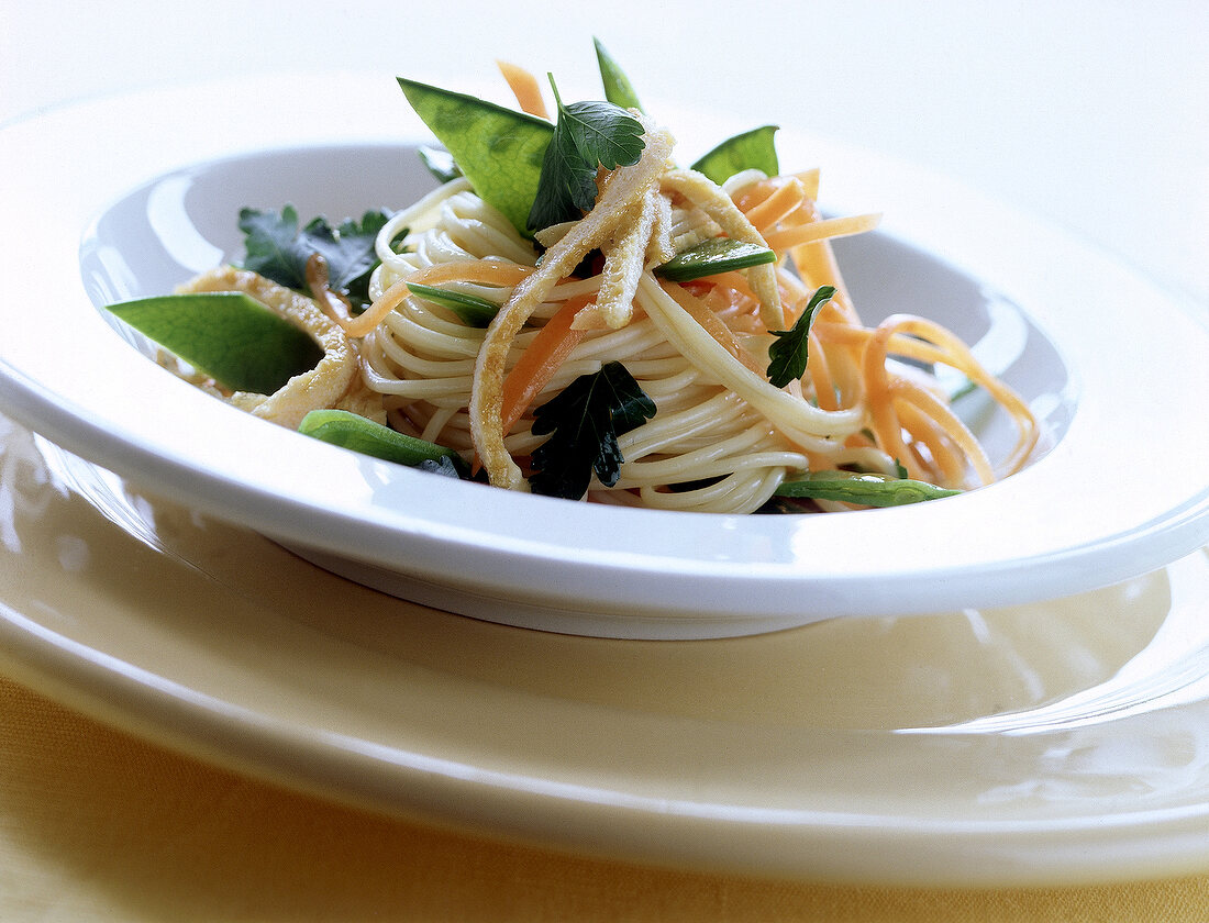 Spaghetti mit Gemüse und Omelettstreifen