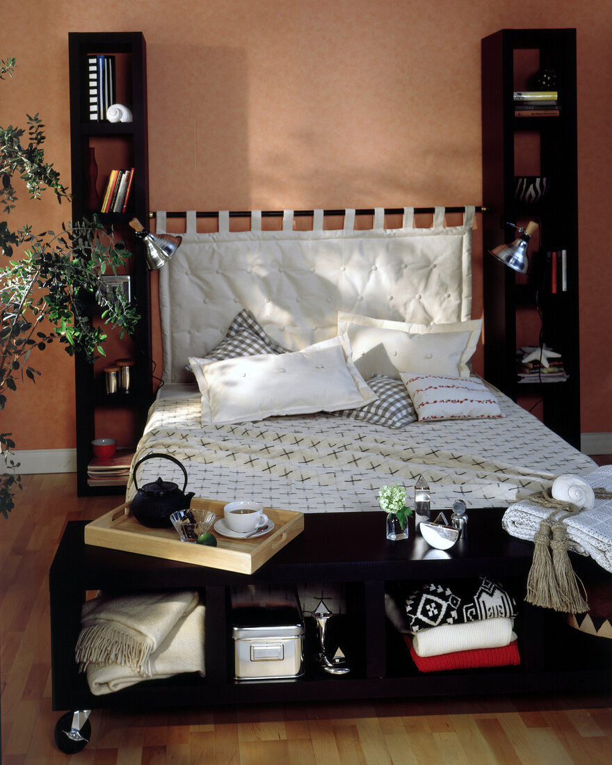 Bett mit weißem gepolstertem Bettkopf, 3 schwarze schmale Regale