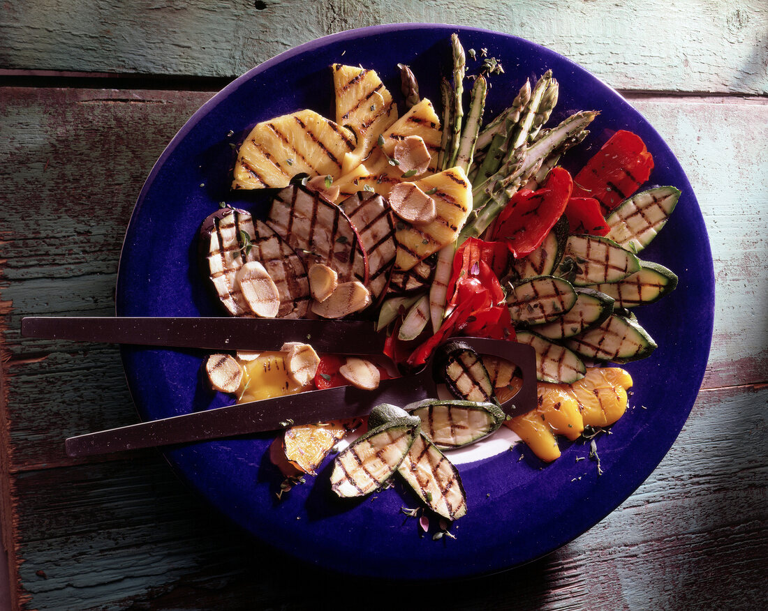 Gegrilltes Gemüse: Zucchini, Paprika Auberginen, gr. Spargel