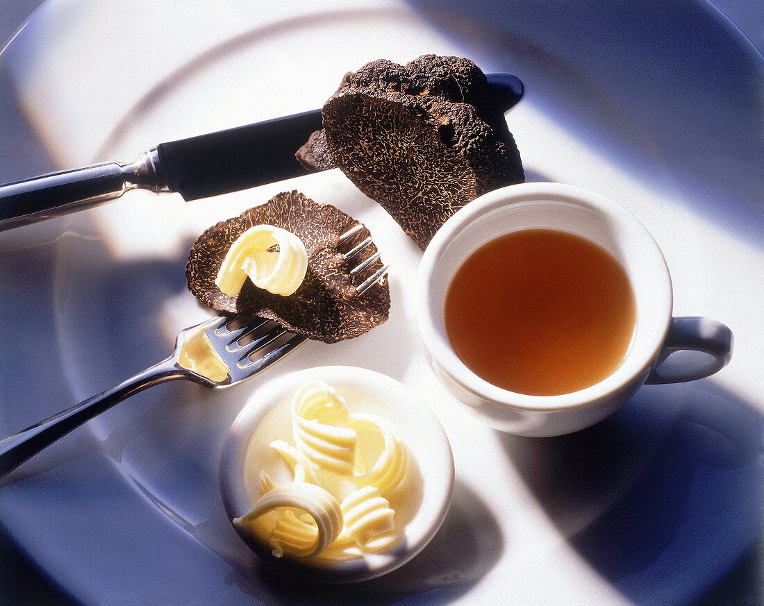 Périgord-Trüffeln 'Walterspiel' mit Butter und Bouillon