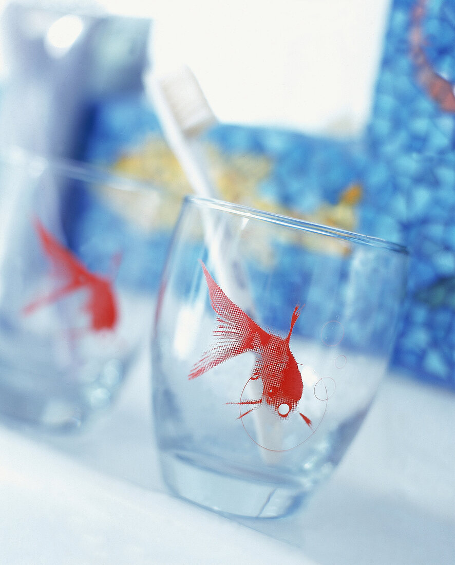 2 dekorative Gläser mit Goldfischmotiv und Zahnbürsten