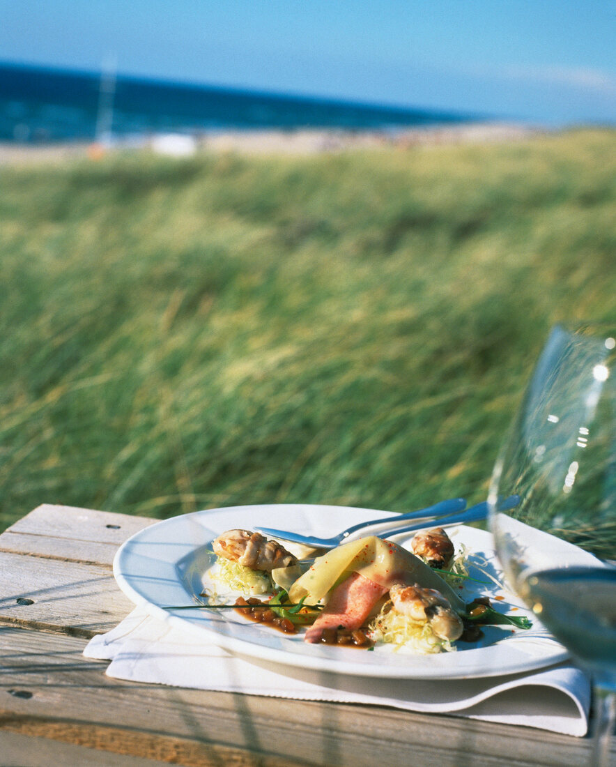 Sylter Austern im Speckmantel, Steinbutt-Ravioli und Hummer