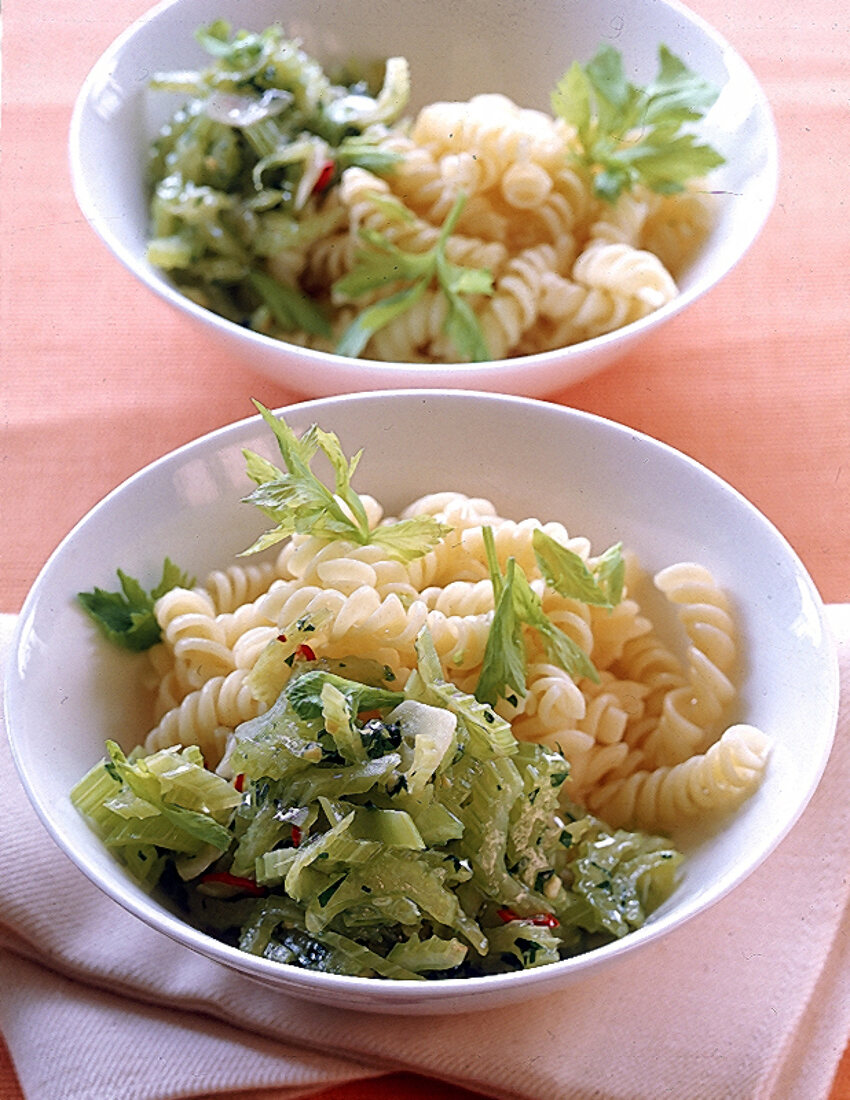 Fusili mit Staudensellerie, gegart in Wein und Knoblauch