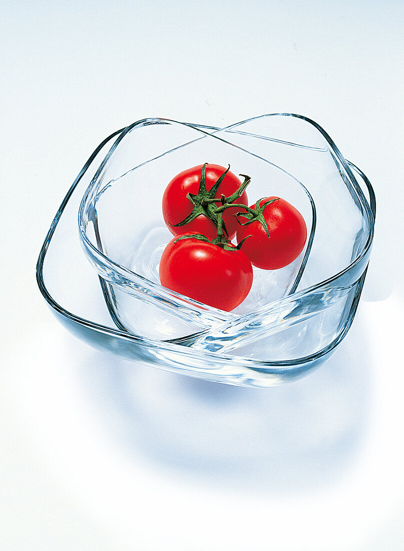 Quadratische Glasschalen,mal mit und ohne Tomaten