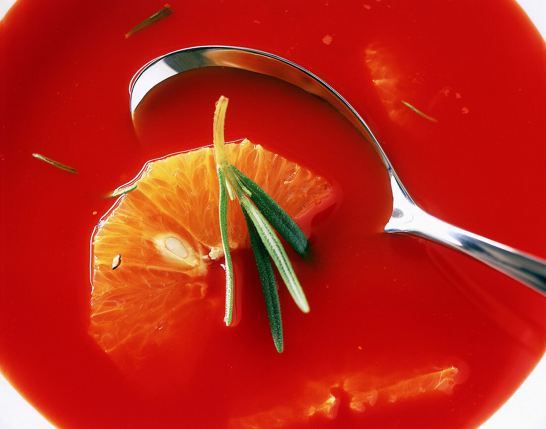 Suppe aus Paprika, Tomaten, Orangen mit Rosmarin