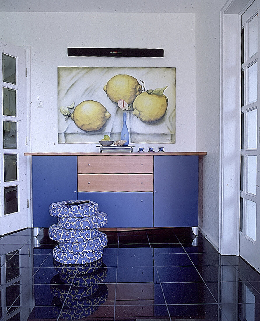 Sideboard mit blau lackierter Front und Buchenholz, Bild mit Zitronen