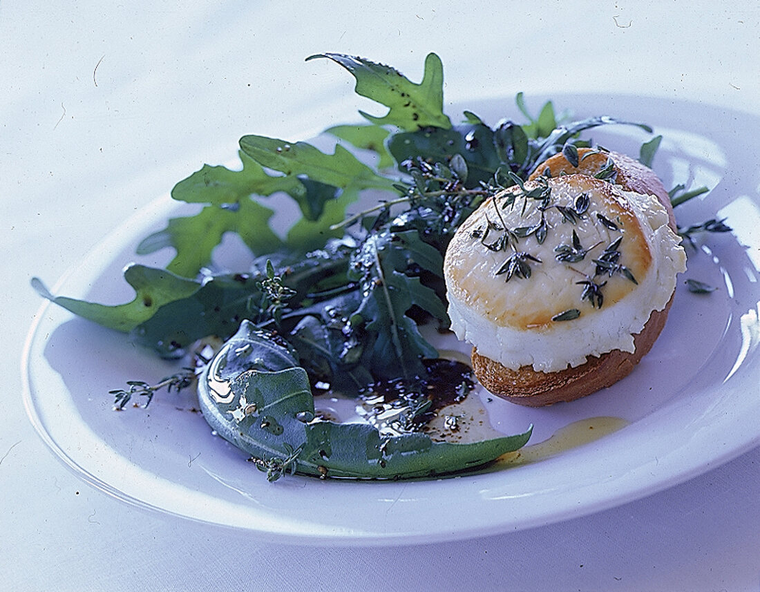 Rucola mit Thymian-Honig und Ziegenkäse