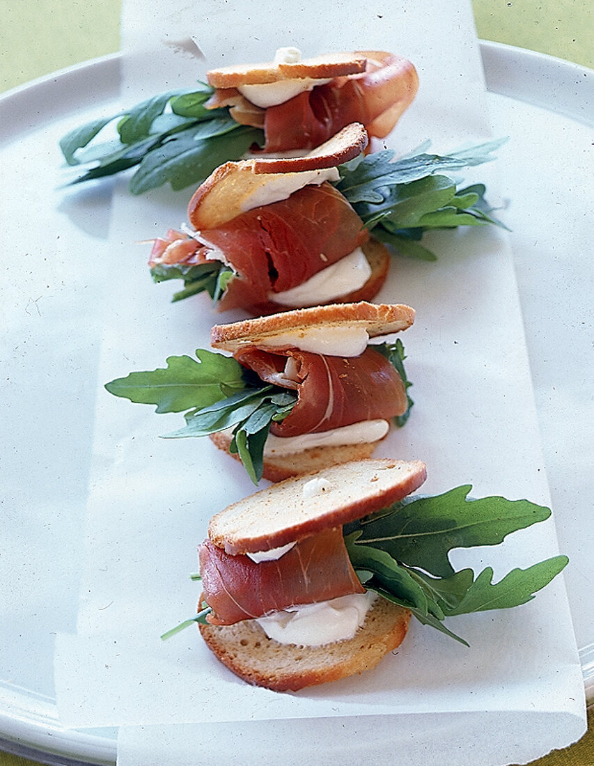 Häppchen: Canapees mit Schinken und Rucola