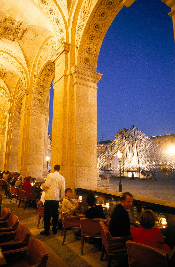 "Le Café Marly" im Louvre bietet Gästen in den Arkaden schönste Sicht