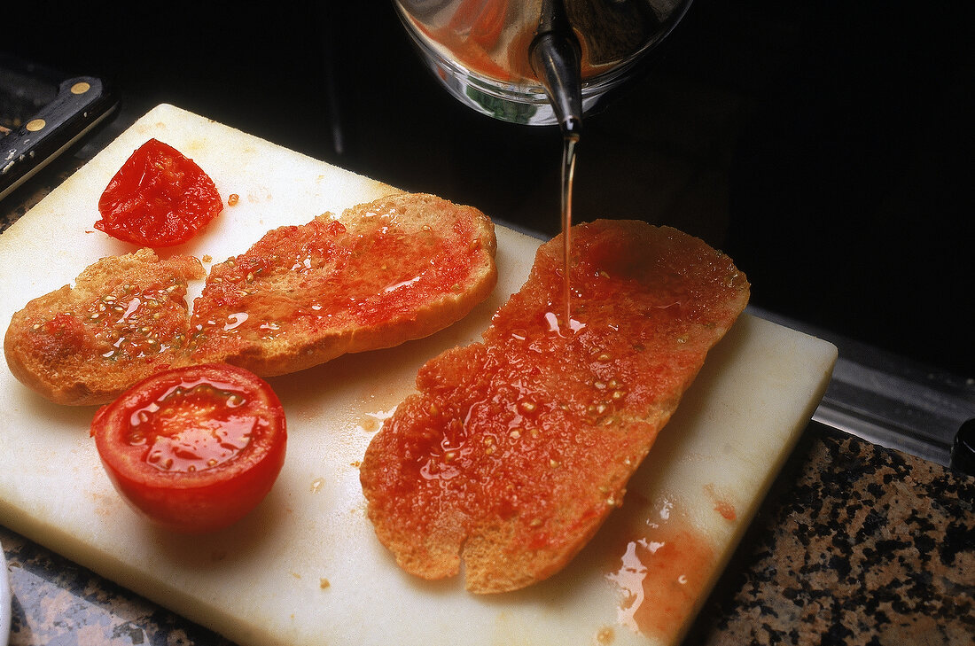 Katalanische Spezialität: geröstetes Weißbrot mit Olivenöl u. Tomaten
