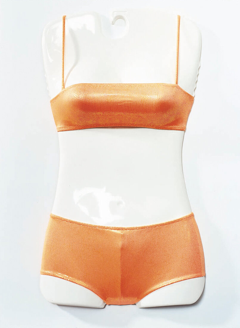 Oranger Bikini mit Bandeau-Top und Hüft-Shorts in Paillettenoptik