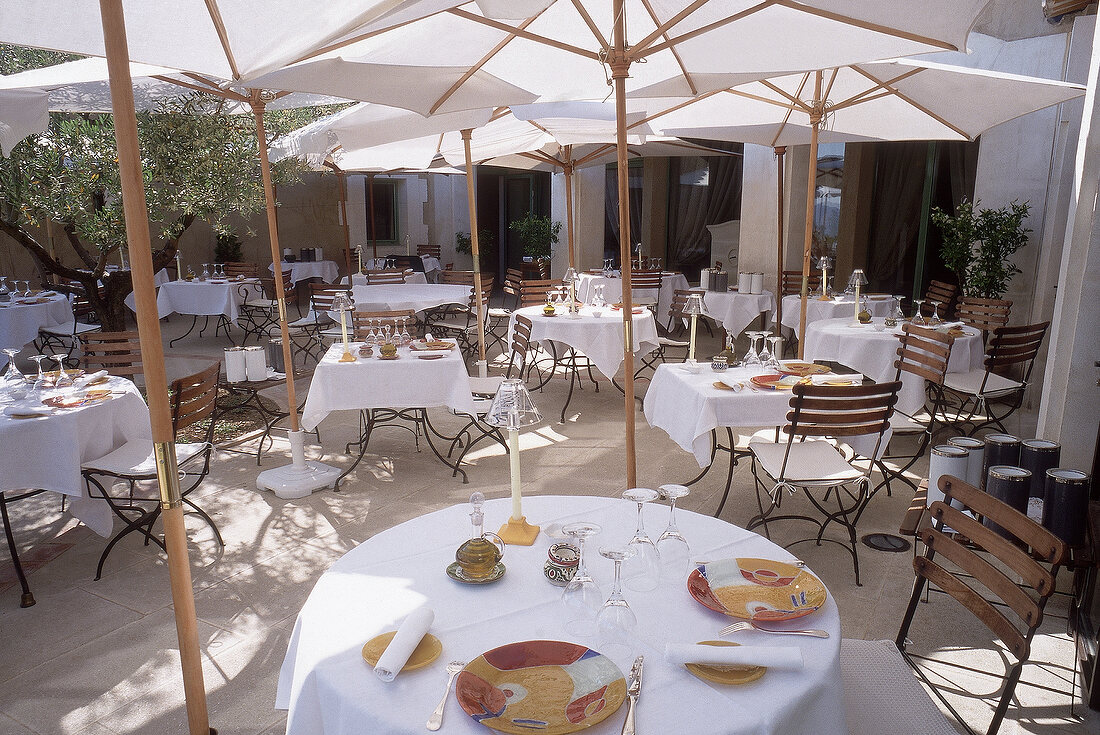 Blick auf die Terrasse der "Auberge la Fenierè" mit Sonnenschirmen