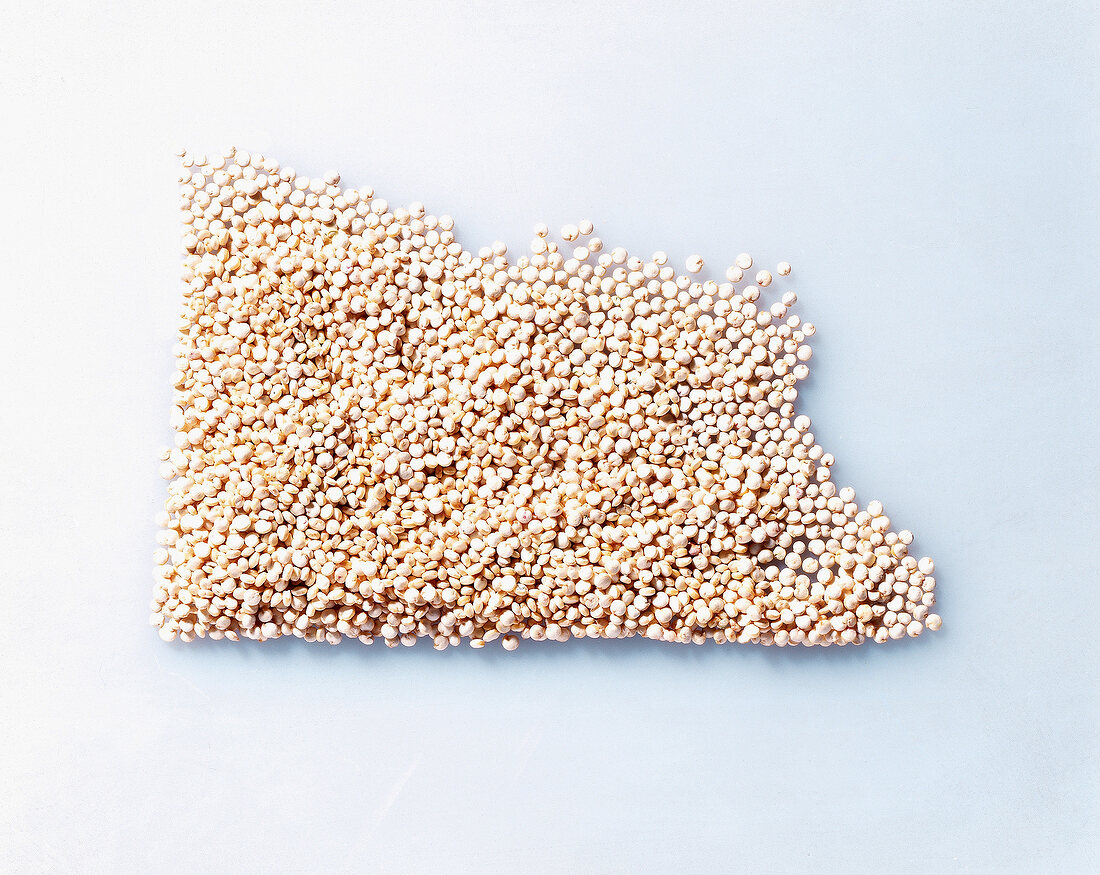 Warenkunde Getreide: Quinoa, flach ausgeschüttet