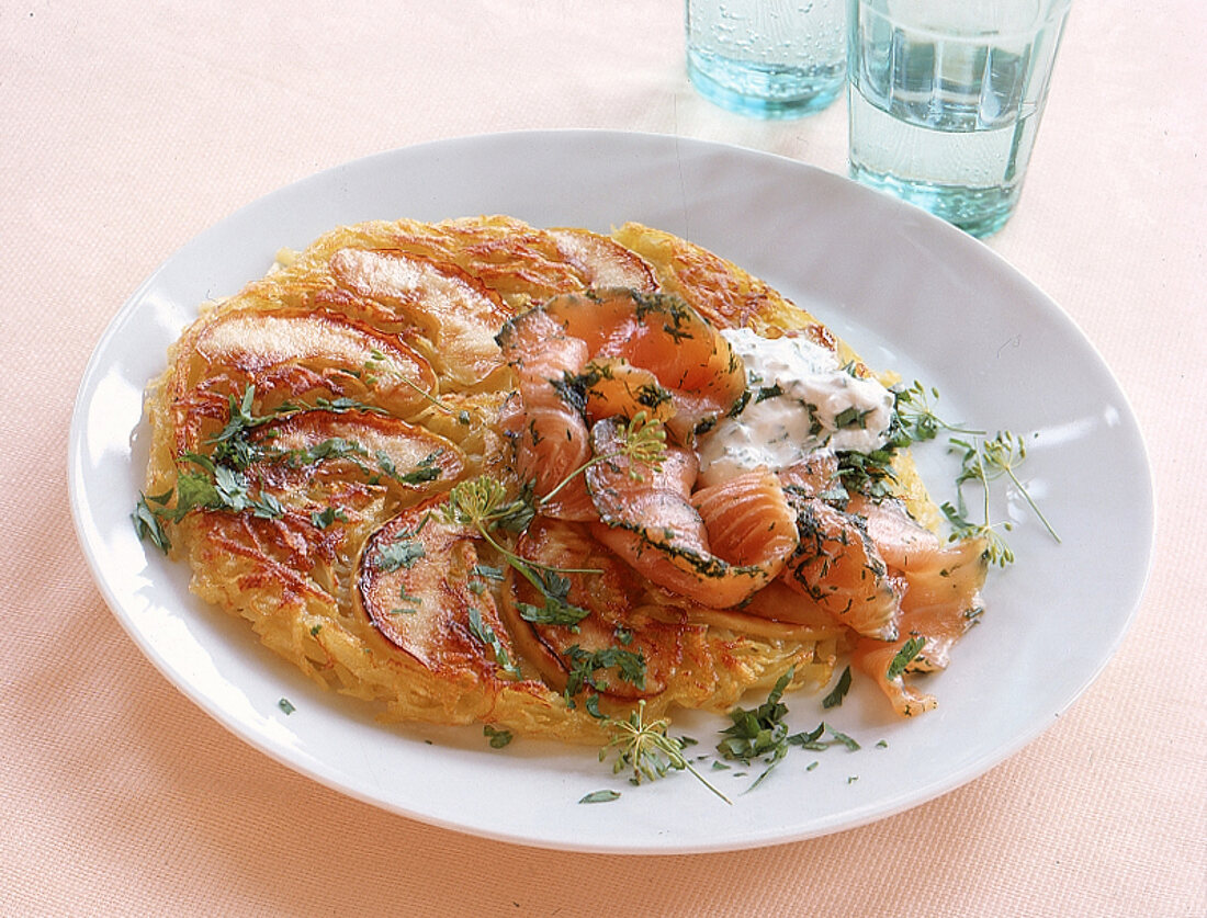 Graved Lachs auf Apfel-Rösti. 