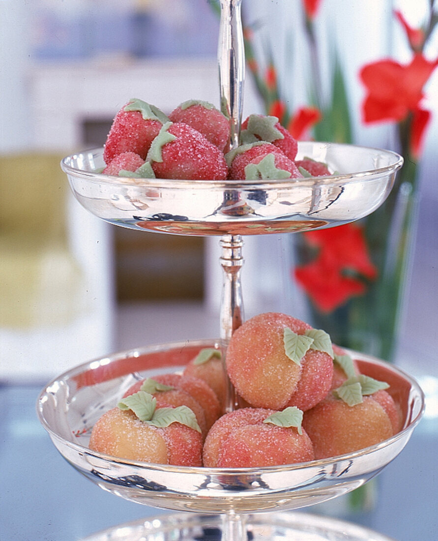 Erdbeeren und Pfirsiche aus Marzipan .