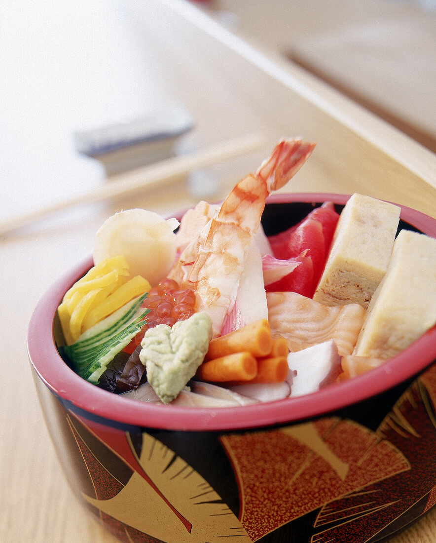 Sushi: Eine Schale mit Nama-Chirashi diverse Fisch- und Gemüsearten