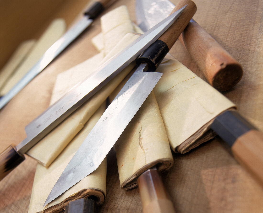Diverse japanische Messer, z. T. in Papierhüllen