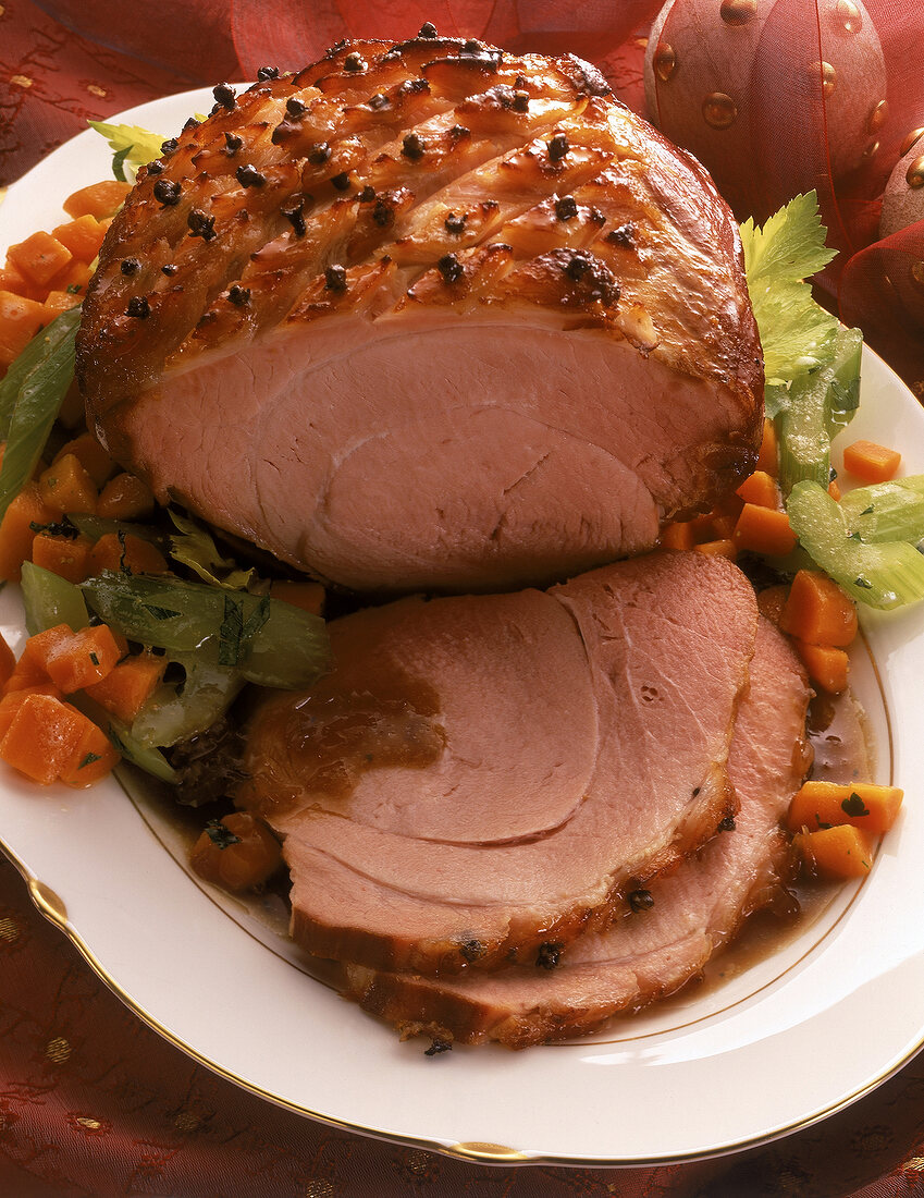 Weihnachtsküche: Schweinebraten mit nelkengespickter Kruste