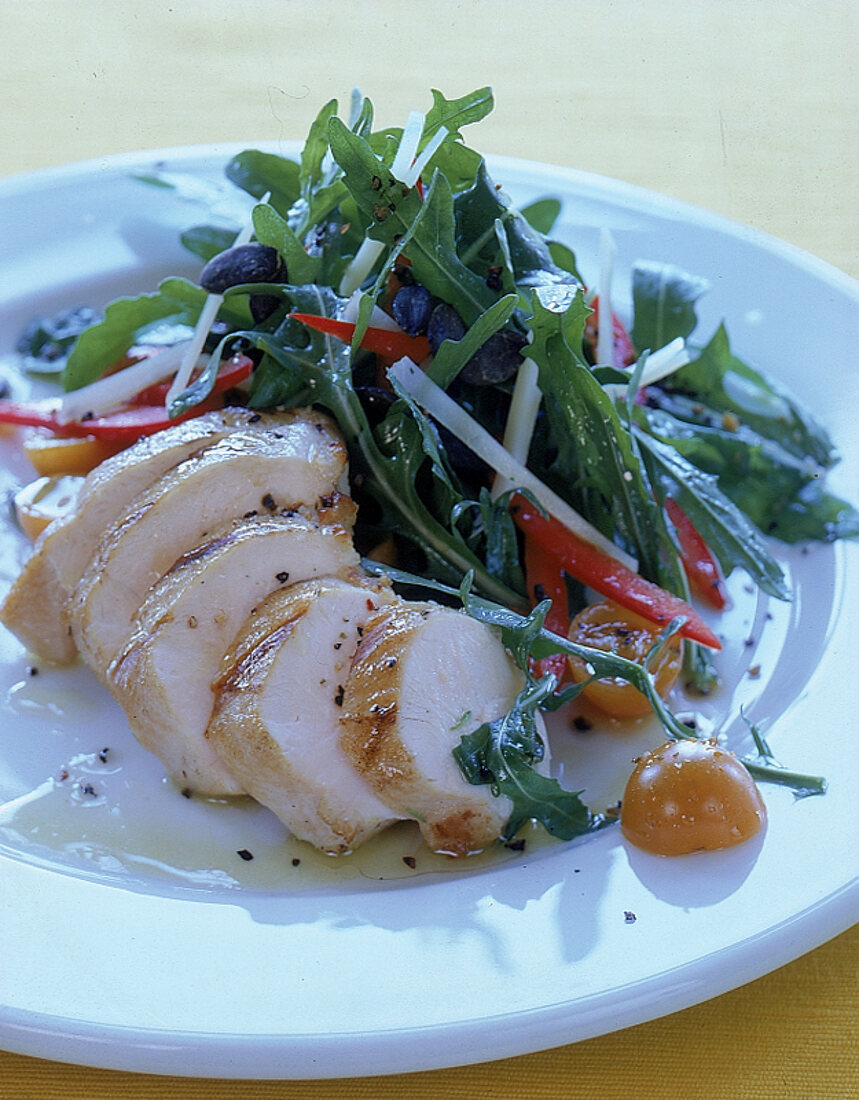 Gegrillte Hähnchenbrust mit Rucolasalat.