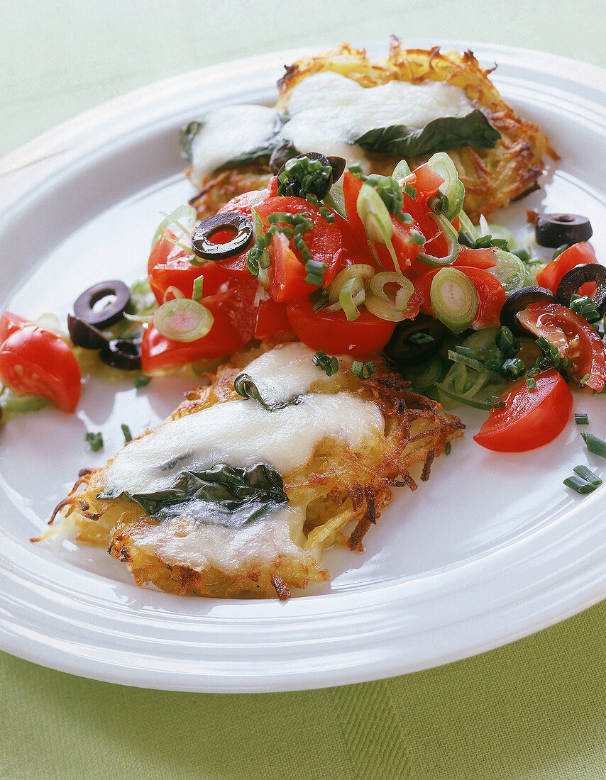 Gratinierte Rösti mit Tomaten-Oliven Salsa.