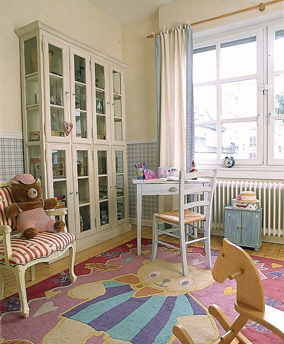 Kinderzimmer mit Teddy-Teppich, Vitrinenschrank, Sprossenfenster