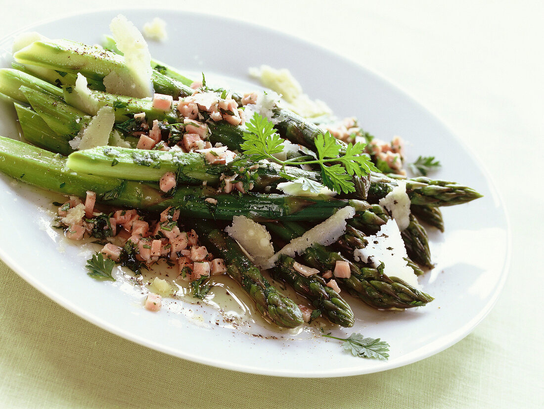 Grüner Spargel in Kerbel-Vinaigrette mit Schinken u.Parmesankäse