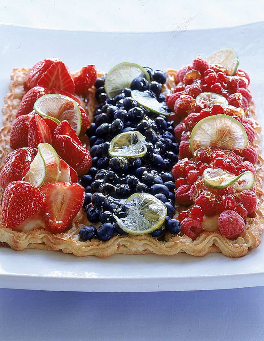 Kuchen mit Erdbeeren, Blaubeeren und Himbeeren