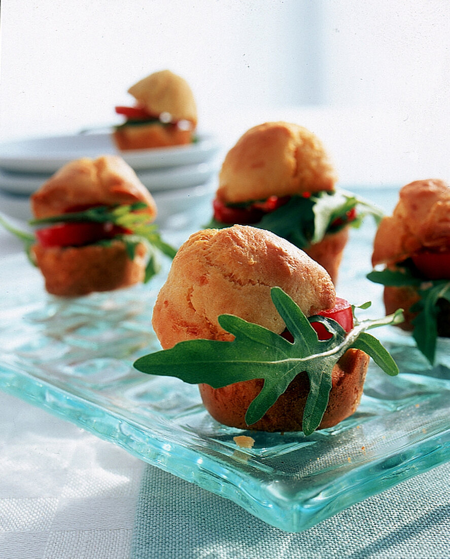 Muffins mit Parmesan, mit Rucola und Kirschtomaten belegt.