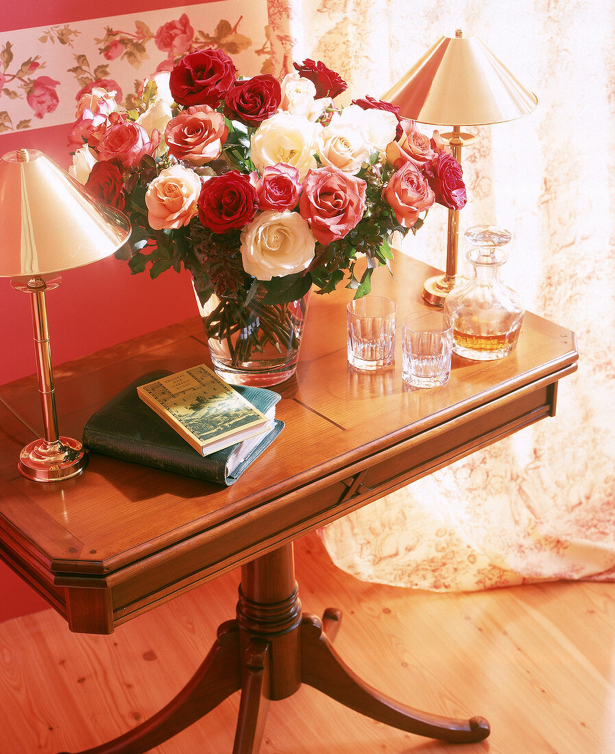 Englischer Kirschholztisch mit zwei Messingleuchten u. einem Rosenstrauß