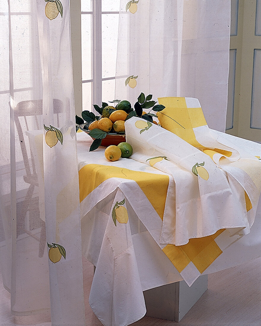 Tischdecke u. Vorhänge aus Organza m applizierten Limonen o. Zitronen