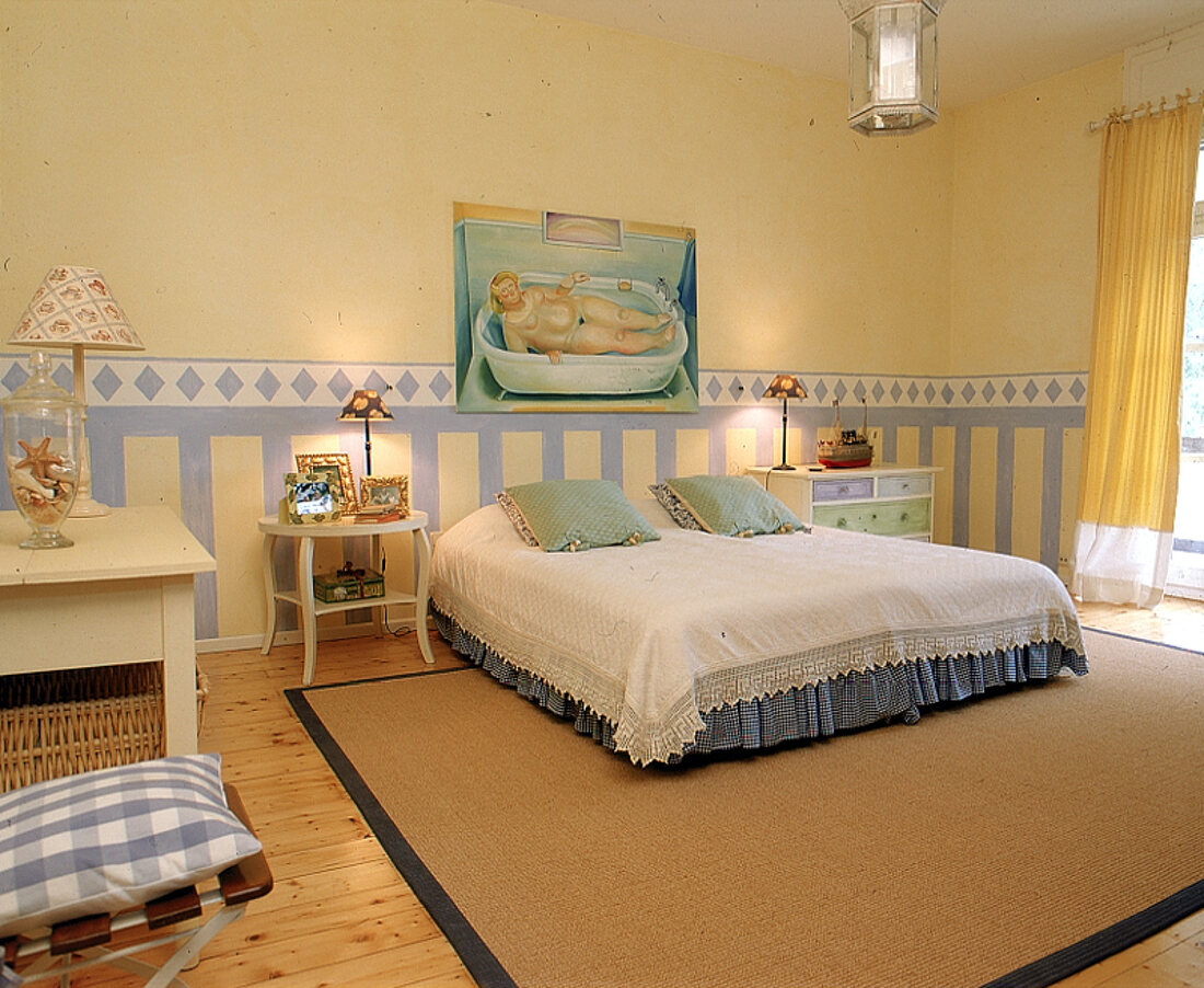 Schlafzimmer in Gelb mit blauen Streifen,gr.Bild über dem Bett.