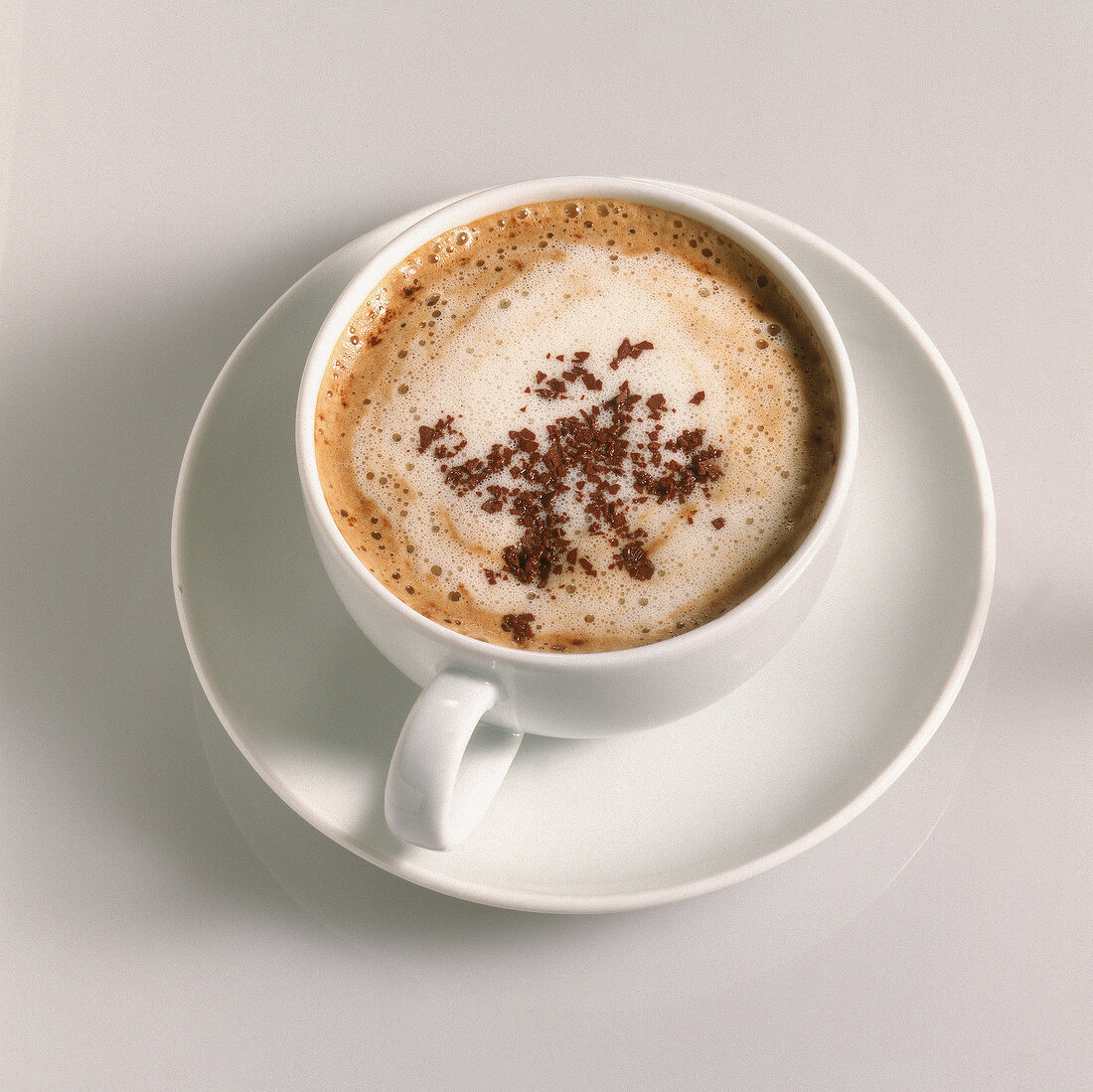 Tasse Cappuccino mit Milchschaum und Schokostreuseln