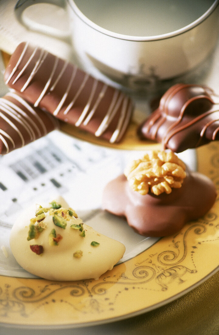 Honigkuchengebäck und Praline mit weißer und vollmilchschokolade