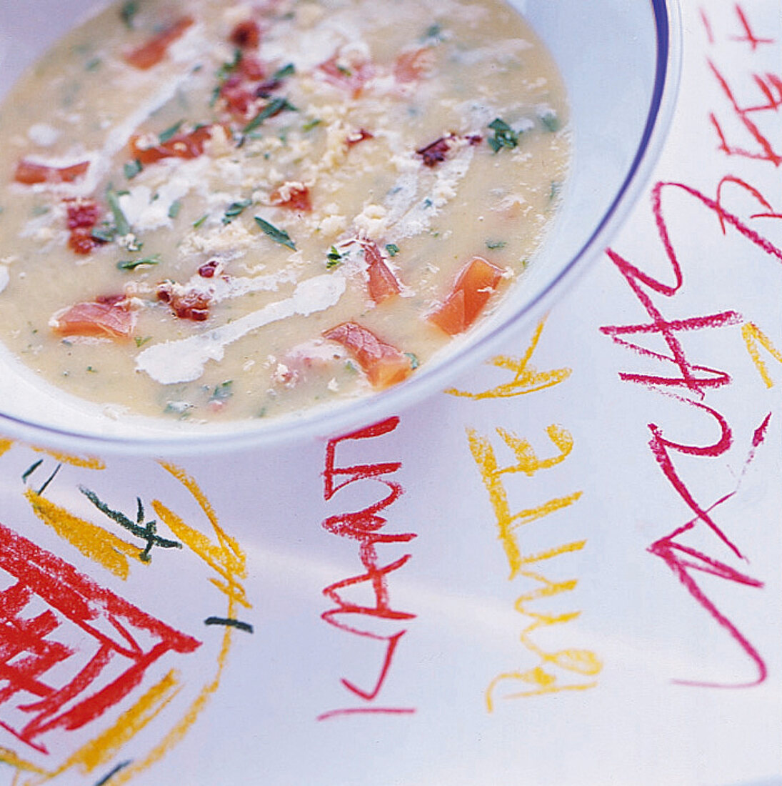 Kartoffelcremesuppe in weißer Schale m blauem Rand,Set ist bunt bemalt