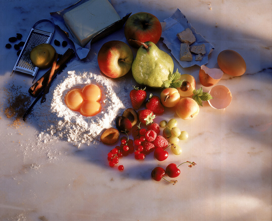 Backzutaten für einen Obstkuchen 