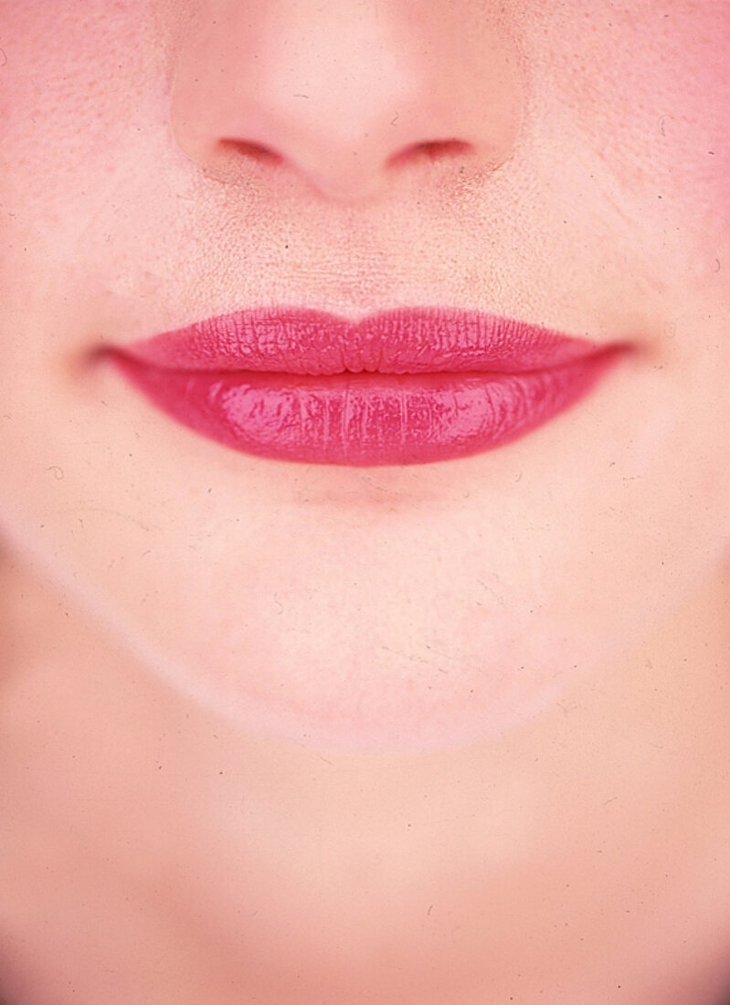 Kräftig pinkfarben geschminkter Mund 
