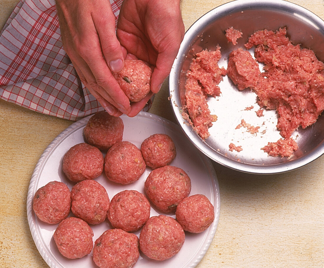 Hackfleisch wird zu Frikadellen geformt