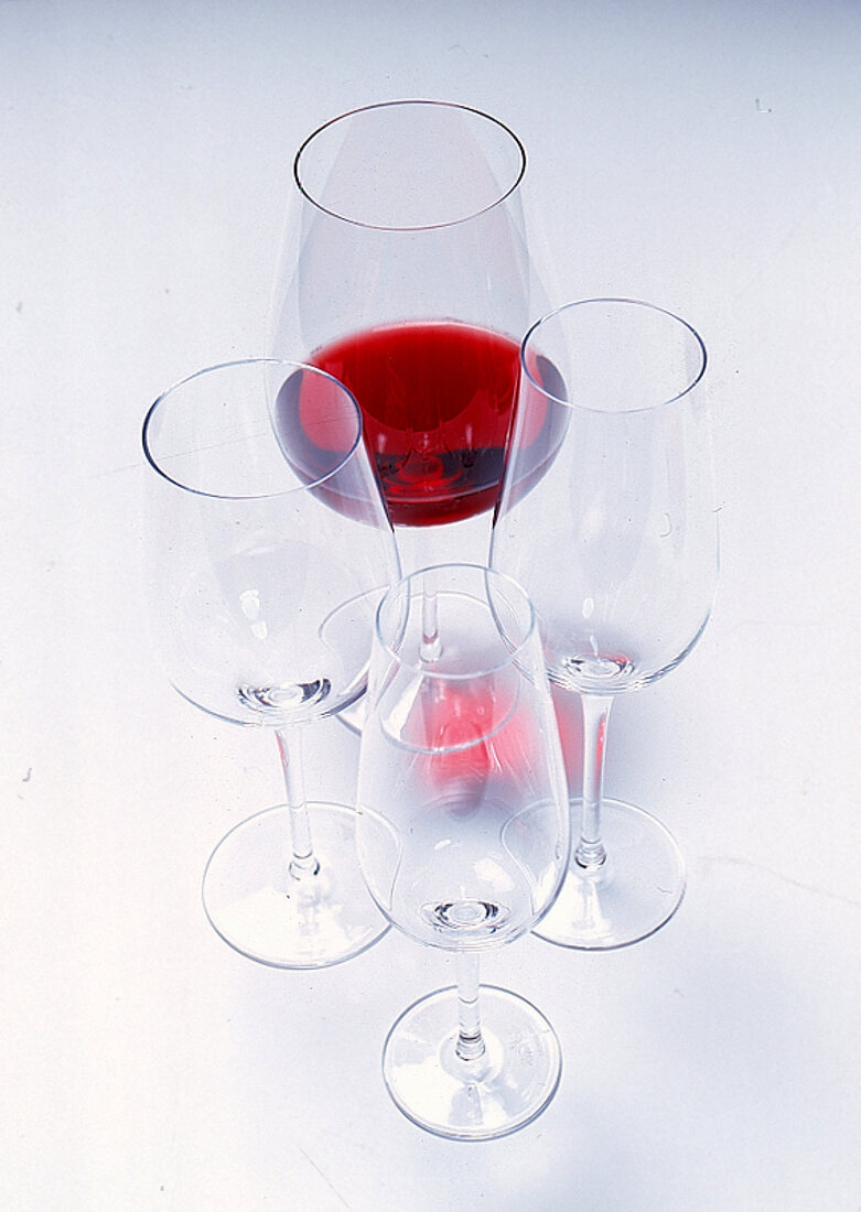Vier Bleikristall-Kelche,mittlere Glas ist mit Rotwein