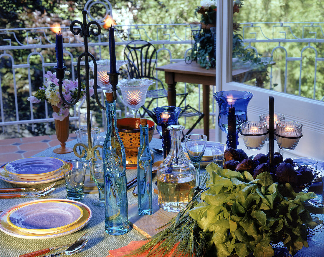 Gedeckter Tisch auf dem Balkon, Kerzenlicht, Abendstimmung