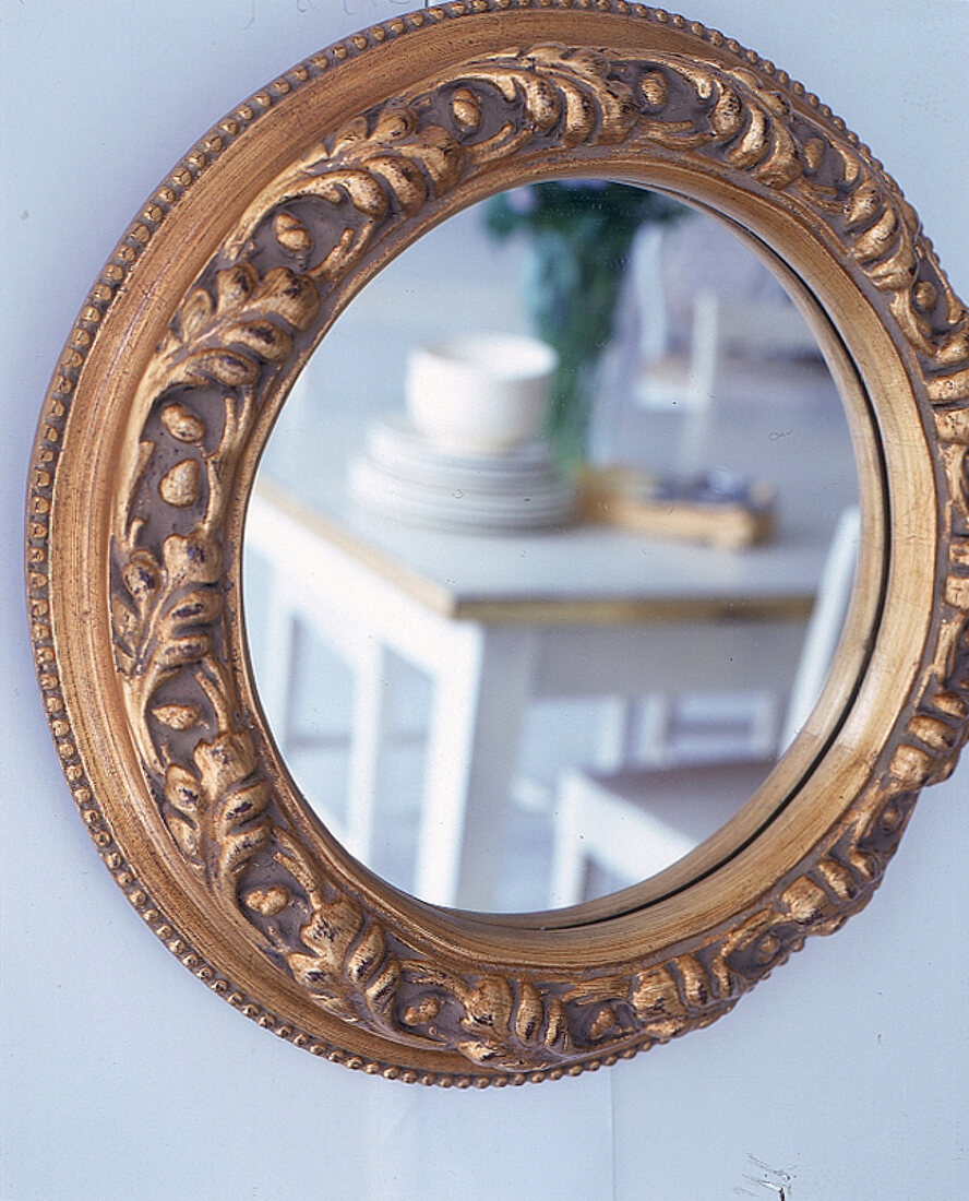 Spiegel mit reichverziertem,goldfarbenem Barock Rahmen.
