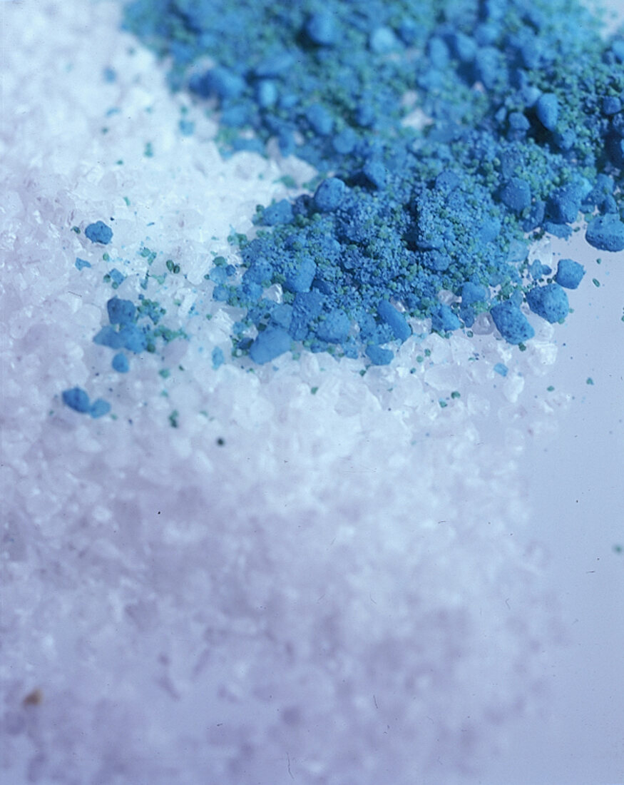 Salzkristalle gemischt mit blauen und grünen Kristallen (Peeling)