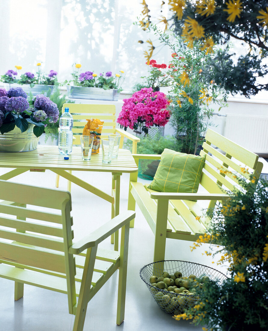 Apfelgrüne Gartenmöbel aus Holz: Bank, Tisch u. Stühle