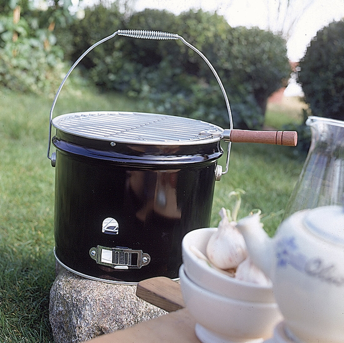 Tragbarer Gartengrill aus schwarzem Blech mit Henkel