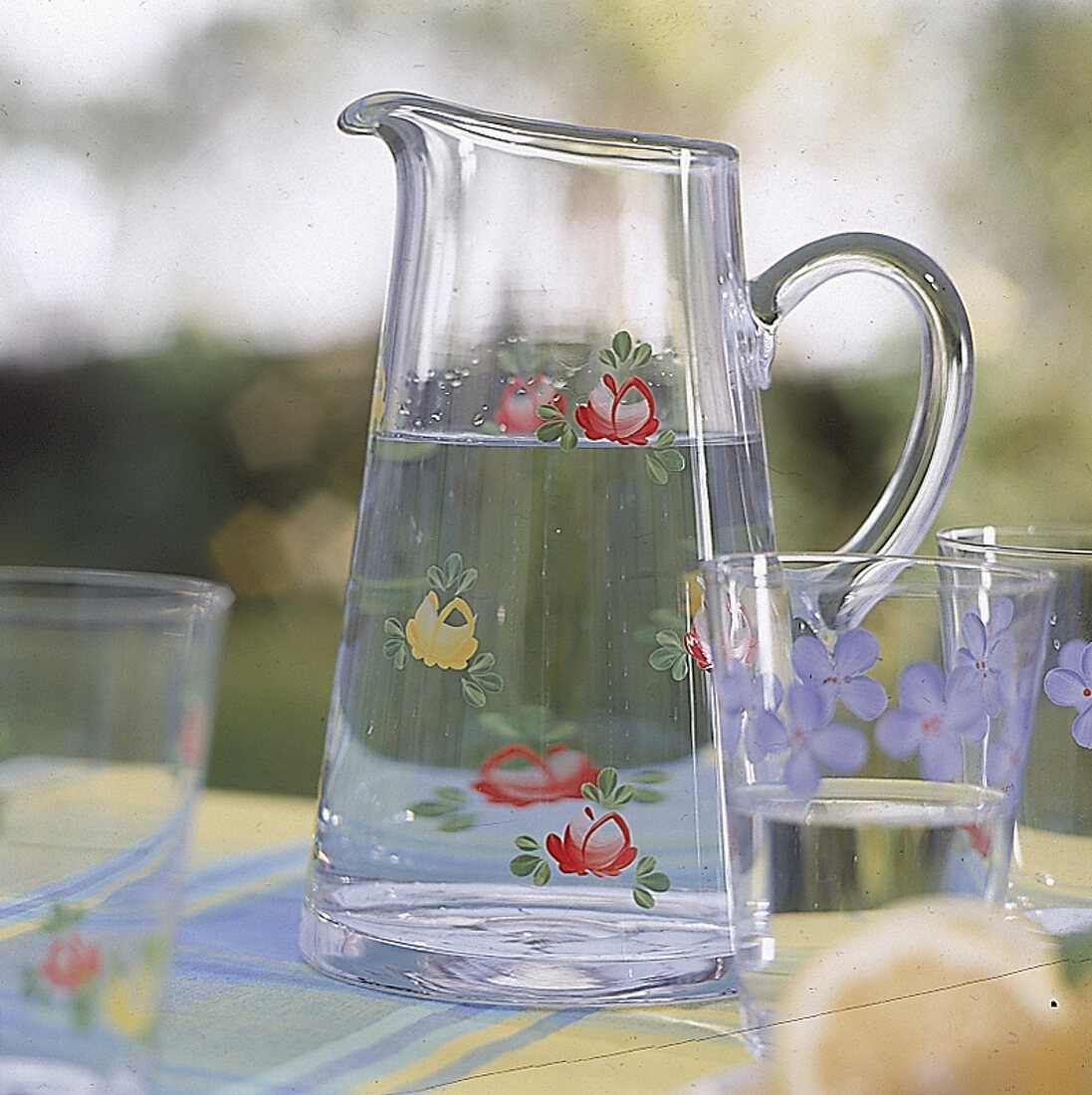 Glaskaraffe und Gläser mit handbemaltem Blütendekor