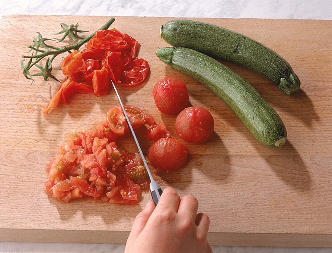 Italienische Minestrone: Tomaten hacken,Step: 4